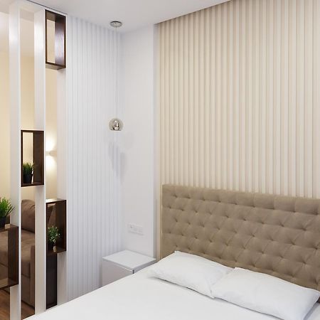 Charming Apartment In The City Center Лвив Екстериор снимка