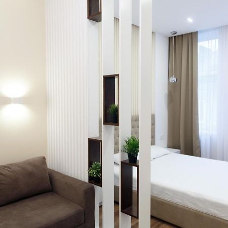 Charming Apartment In The City Center Лвив Екстериор снимка