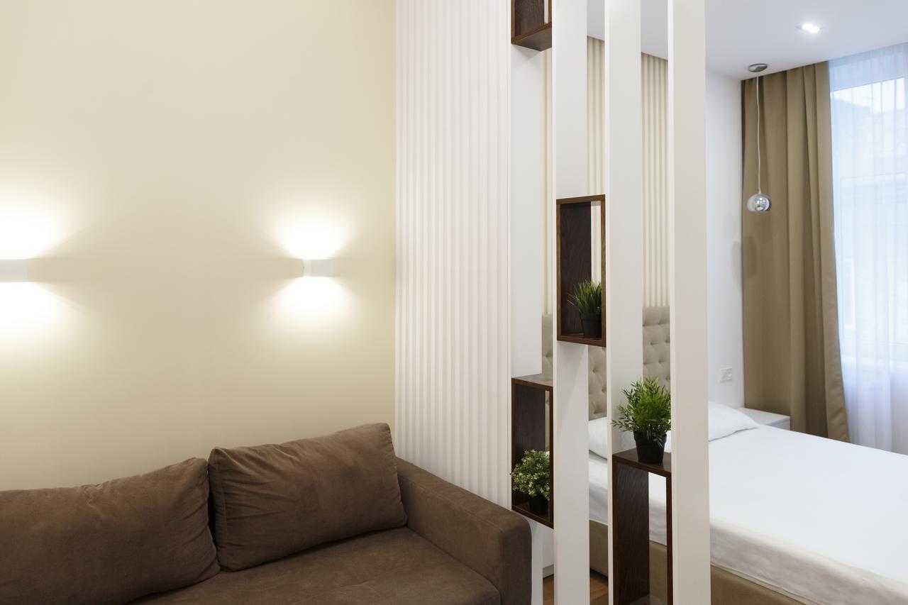 Charming Apartment In The City Center Лвив Екстериор снимка