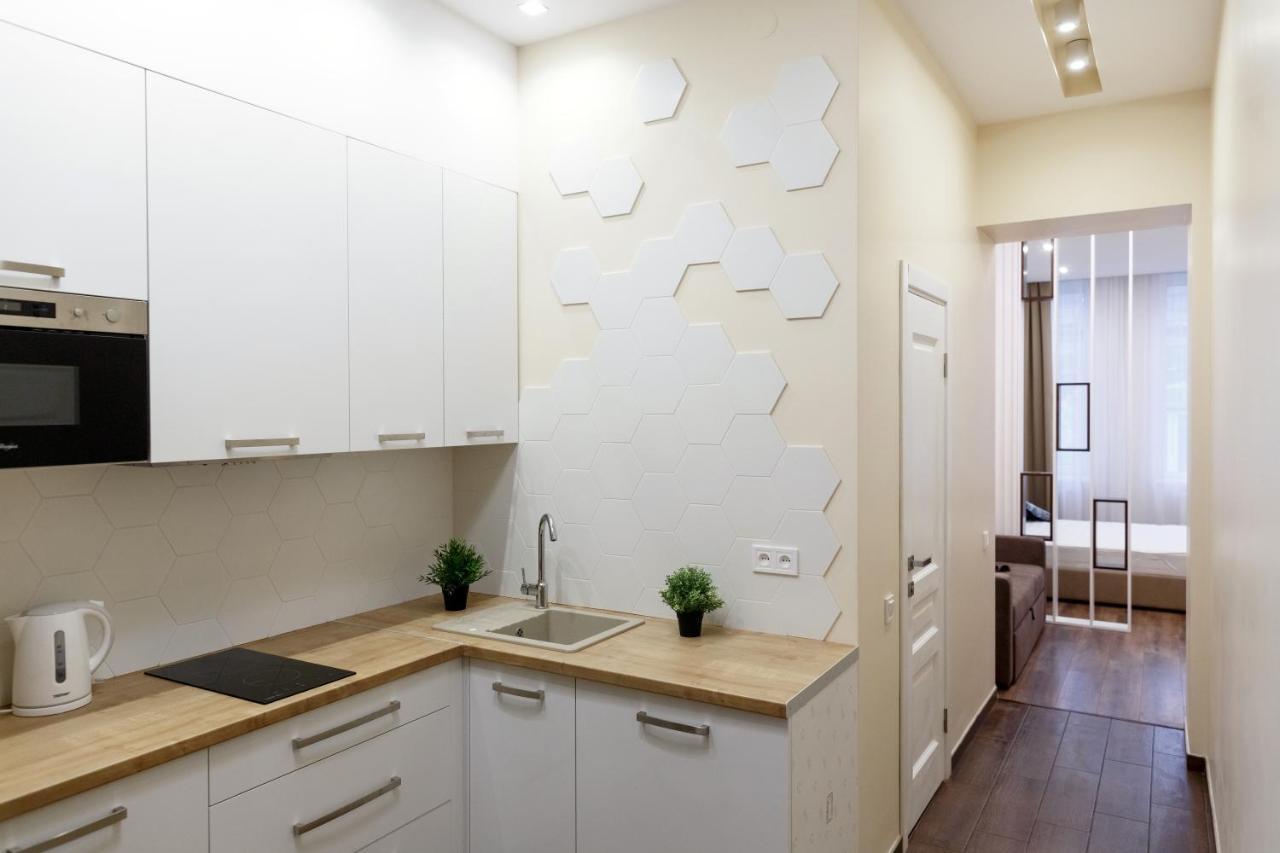 Charming Apartment In The City Center Лвив Екстериор снимка