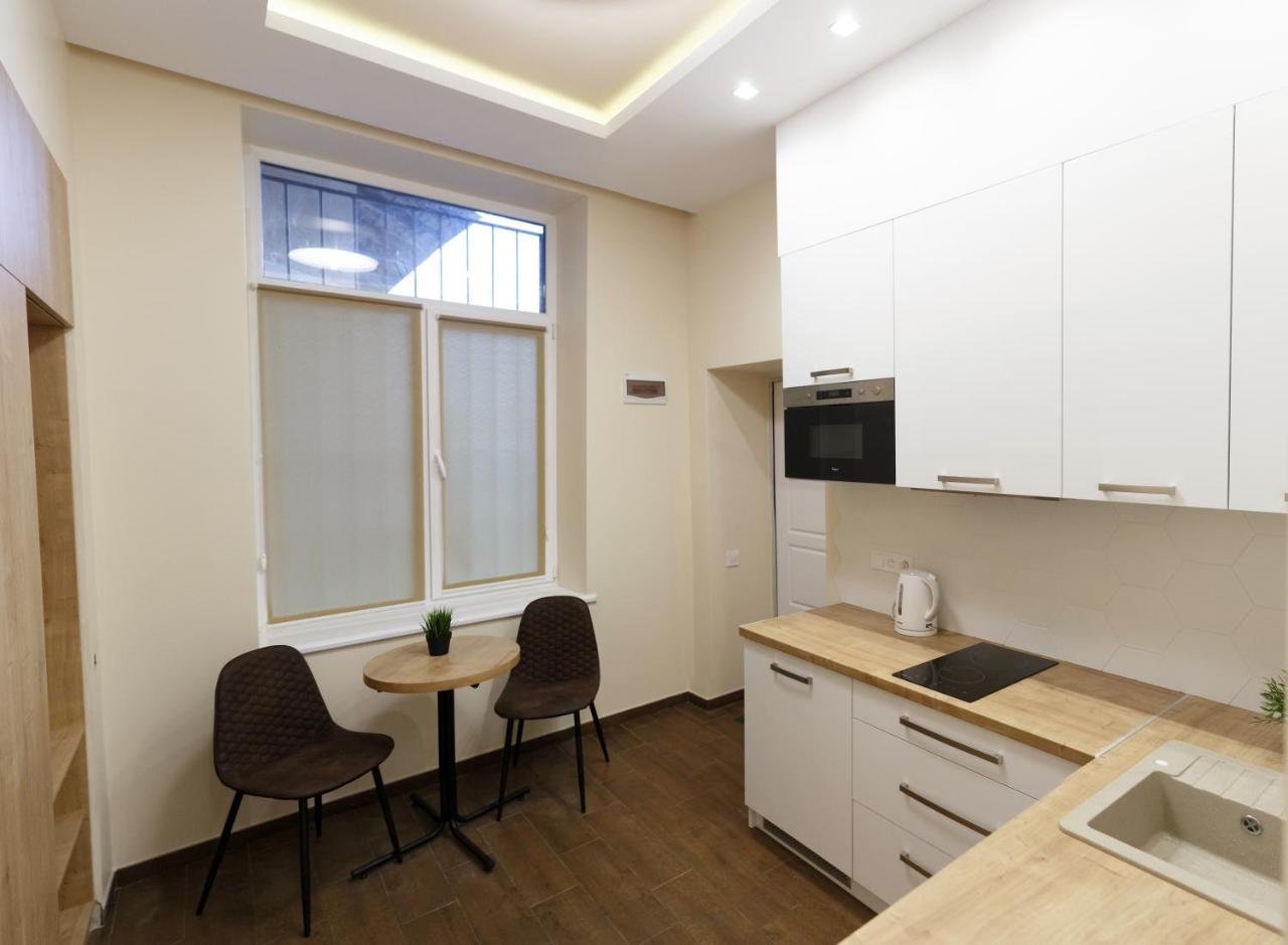 Charming Apartment In The City Center Лвив Екстериор снимка