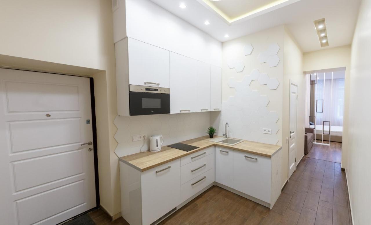 Charming Apartment In The City Center Лвив Екстериор снимка